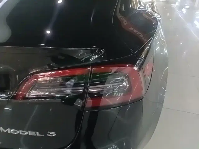 Tesla Model 3 — Фото автомобиля 7