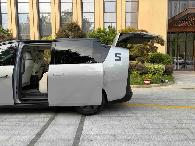 Li Auto MEGA — Фото автомобиля 6