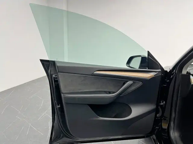 Tesla Model Y — Фото автомобиля 14