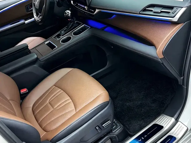 Toyota Granvia 2026 Model 2.5L Hybrid Comfort Edition — Фото автомобиля 7