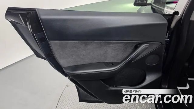 Tesla Model Y — Фото автомобиля 14