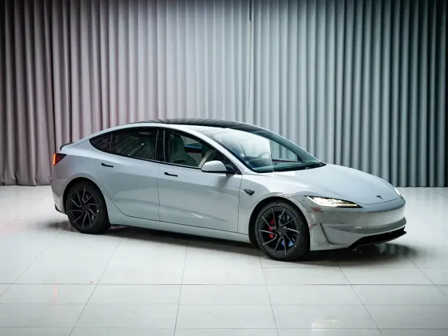 Tesla Model 3 — Фото автомобиля 5