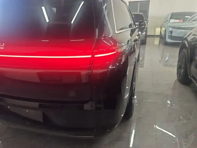 Li Auto L8 — Фото автомобиля 7