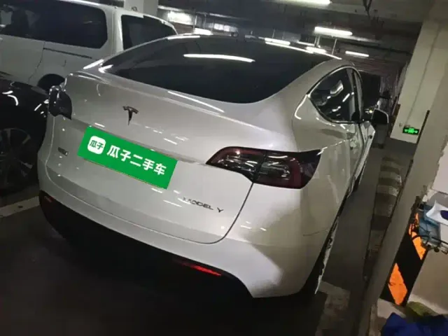 Tesla Model Y — Фото автомобиля 6