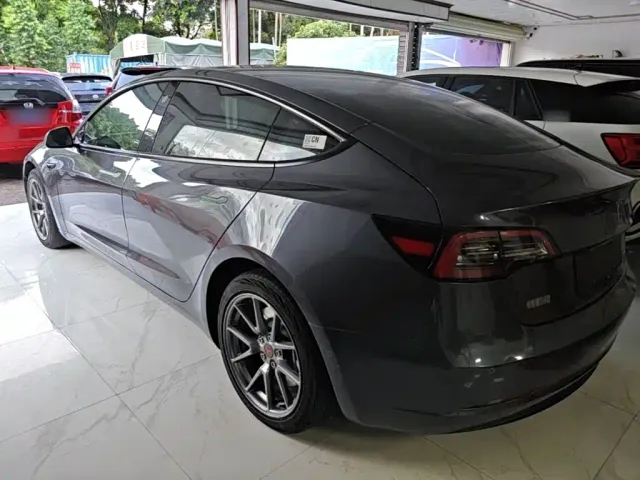Tesla Model 3 — Фото автомобиля 4