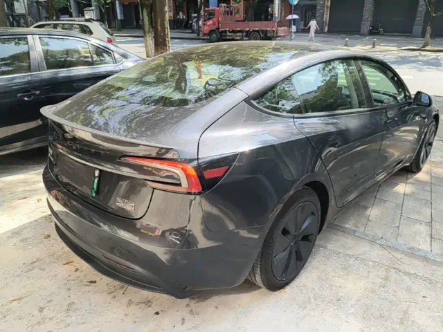 Tesla Model 3 — Фото автомобиля 6