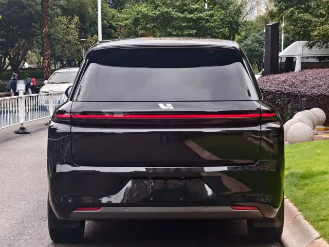 Li Auto L8 — Фото автомобиля 5