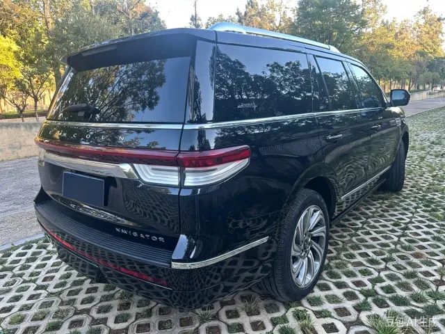 Lincoln Navigator — Фото автомобиля 6