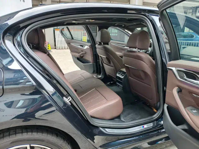 BMW 5 Series — Фото автомобиля 12