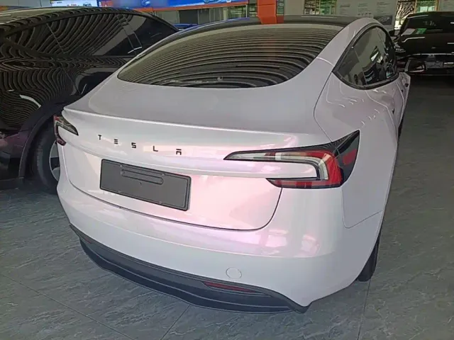 Tesla Model 3 — Фото автомобиля 5