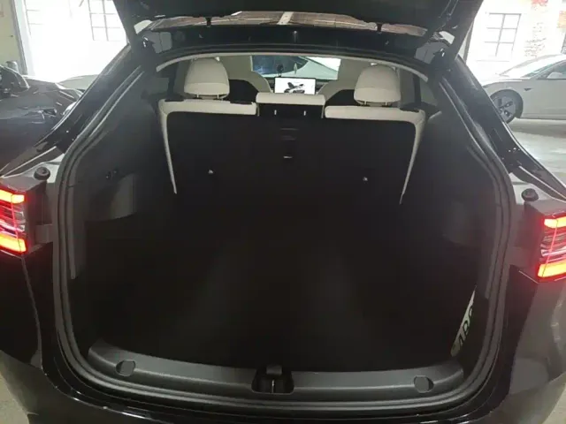 Tesla Model Y — Фото автомобиля 18