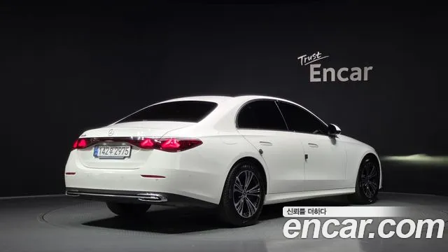 Mercedes-Benz E-Class — Фото автомобиля 2