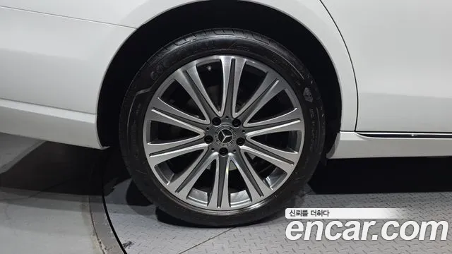 Mercedes-Benz E-Class — Фото автомобиля 5