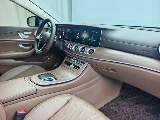 Mercedes-Benz E-Class — Фото автомобиля 16