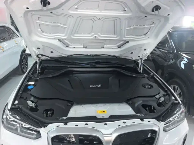 BMW iX3 — Фото автомобиля 19