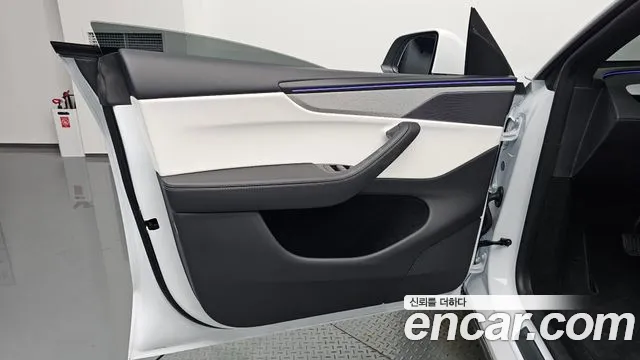 Tesla Model Y — Фото автомобиля 13