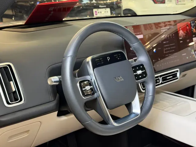 Li Auto L8 — Фото автомобиля 7