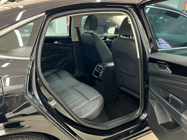 Volkswagen Passat — Фото автомобиля 10