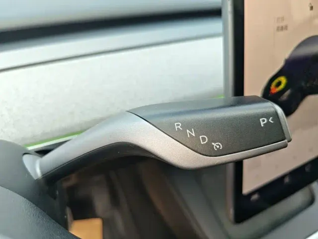 Tesla Model Y — Фото автомобиля 13