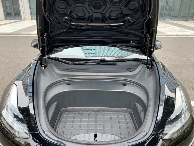 Tesla Model 3 — Фото автомобиля 18