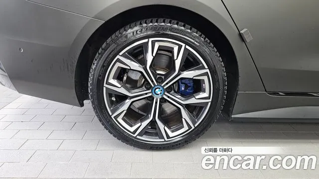 BMW i4 — Фото автомобиля 5
