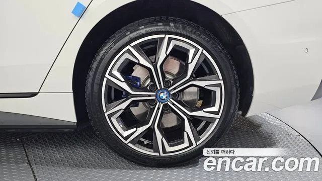 BMW i4 — Фото автомобиля 6