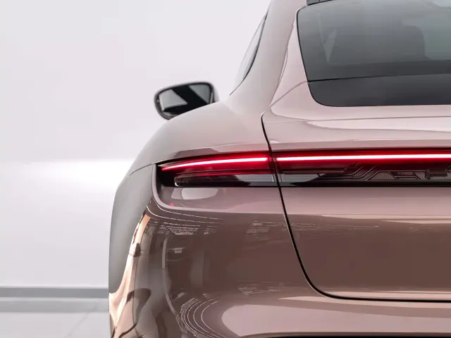 Porsche Taycan — Фото автомобиля 10