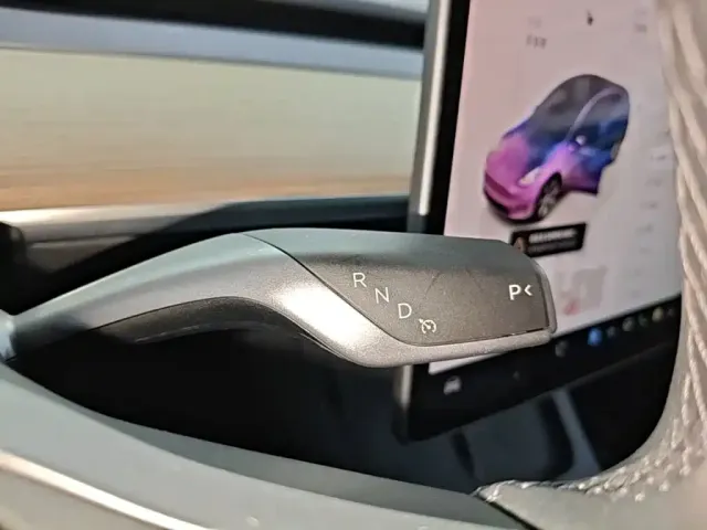 Tesla Model Y — Фото автомобиля 13