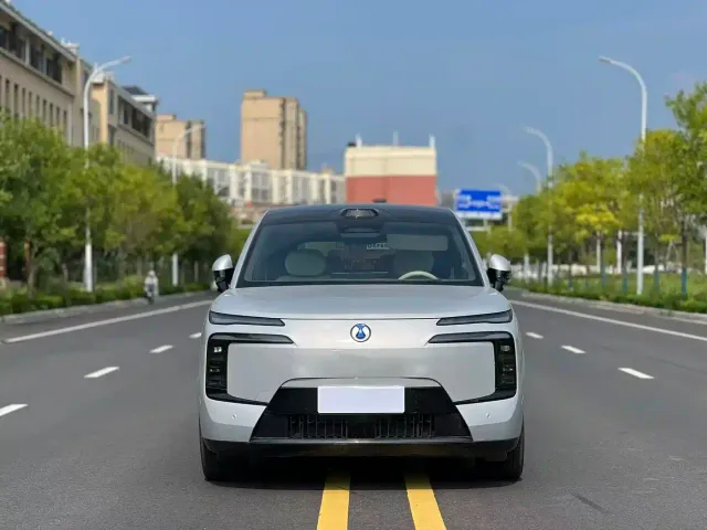 Denza N8L — Фото автомобиля 2