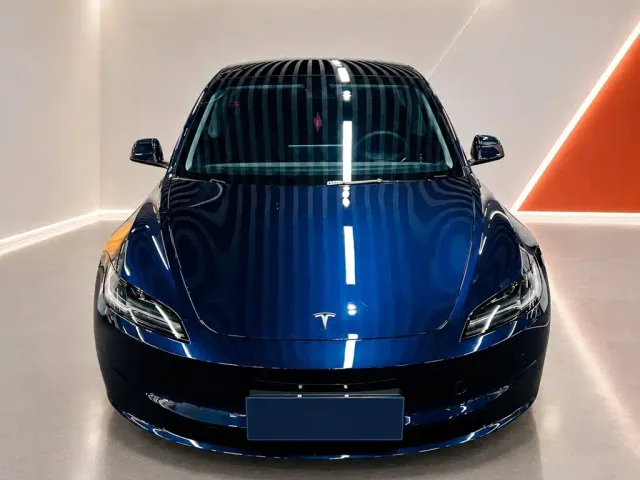 Tesla Model 3 — Фото автомобиля 2