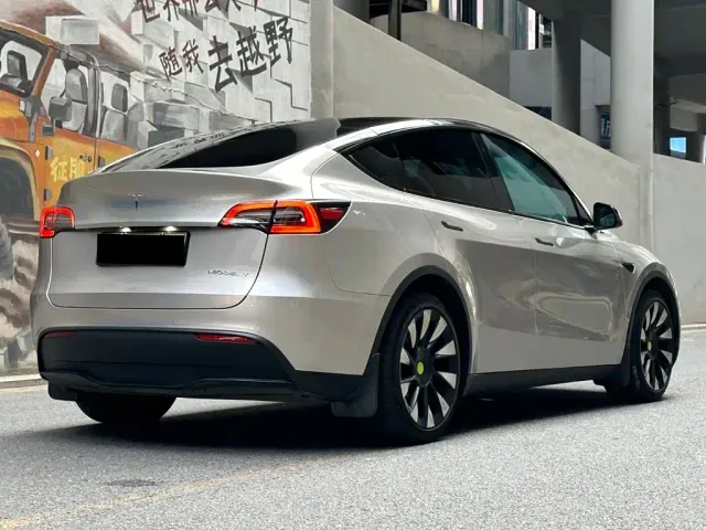 Tesla Model Y — Фото автомобиля 5