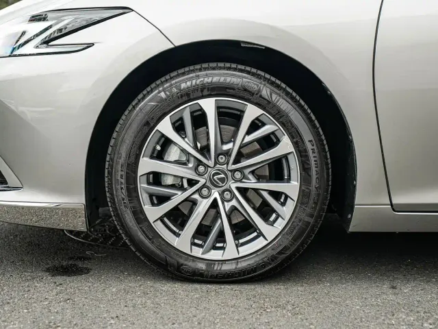 Lexus ES — Фото автомобиля 8
