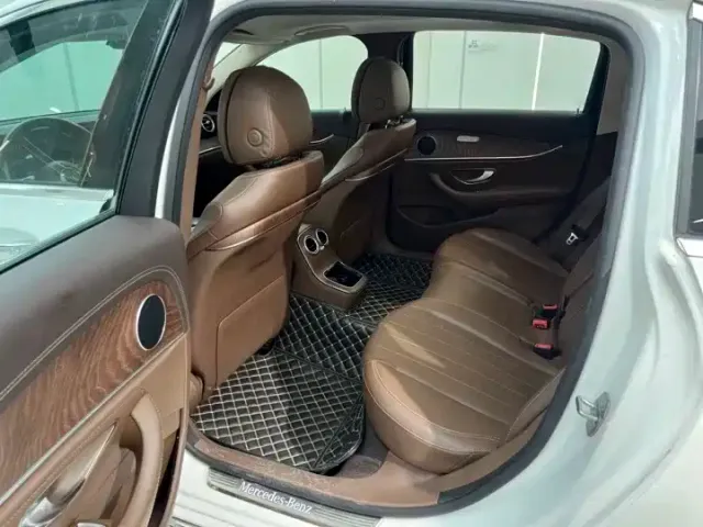 Mercedes-Benz E-Class — Фото автомобиля 8