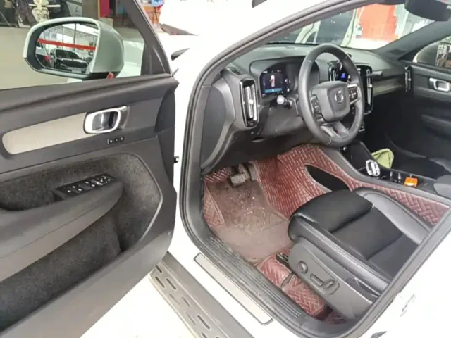 Volvo XC40 — Фото автомобиля 11