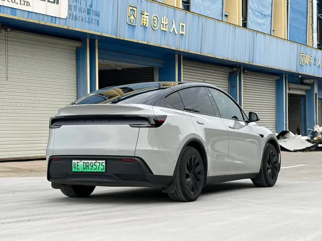 Tesla Model Y — Фото автомобиля 6