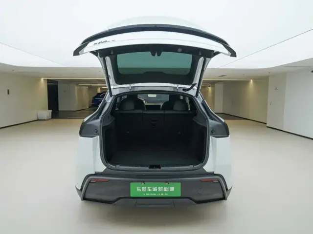 Tesla Model Y — Фото автомобиля 6