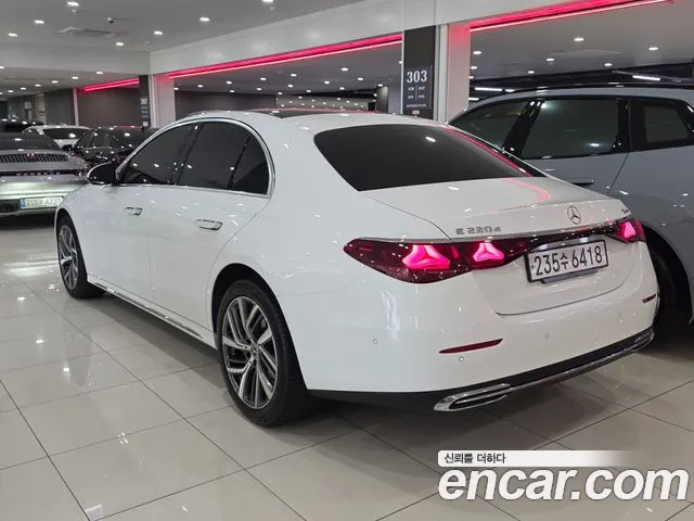 Mercedes-Benz E-Class — Фото автомобиля 2