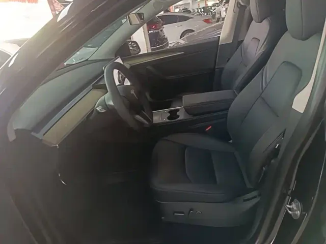 Tesla Model Y — Фото автомобиля 14