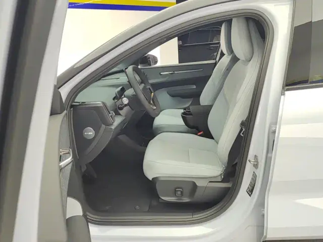 Volvo EX30 — Фото автомобиля 9