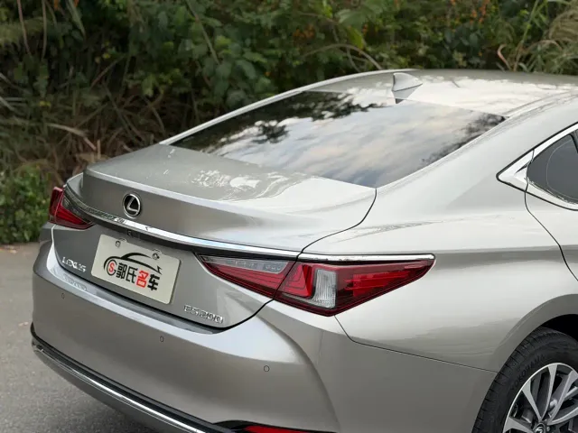 Lexus ES — Фото автомобиля 8