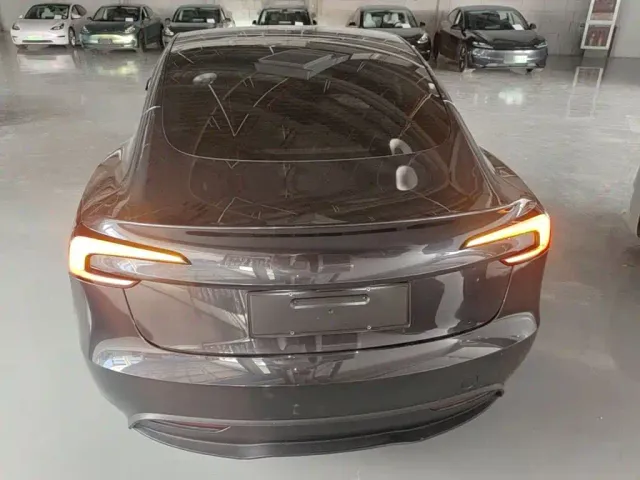 Tesla Model 3 — Фото автомобиля 5