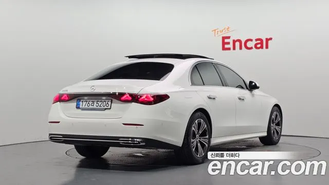 Mercedes-Benz E-Class — Фото автомобиля 2