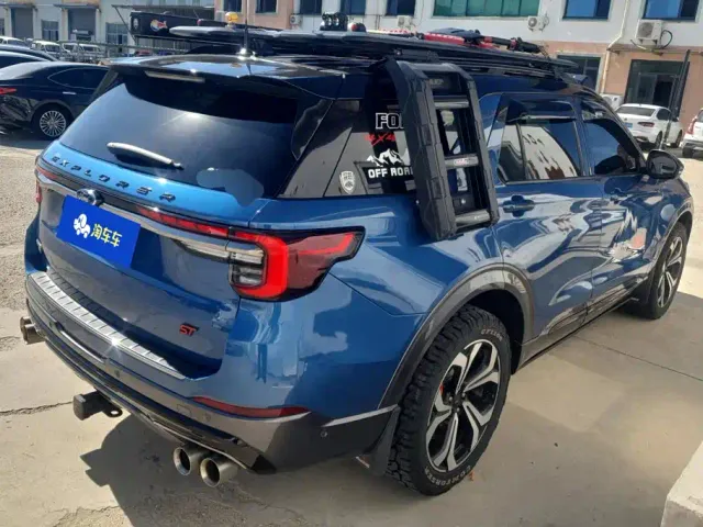Ford Explorer — Фото автомобиля 3