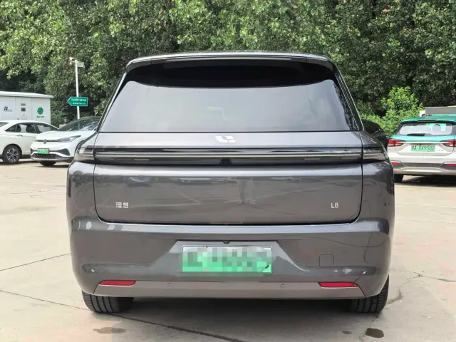Li Auto L8 — Фото автомобиля 13