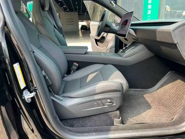 Tesla Model Y L — Фото автомобиля 10