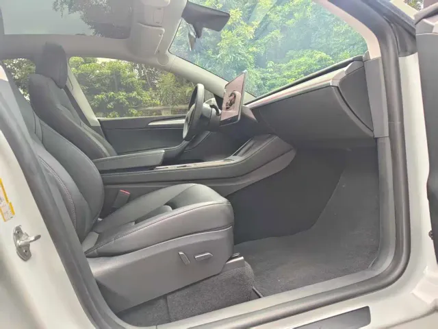 Tesla Model Y — Фото автомобиля 11