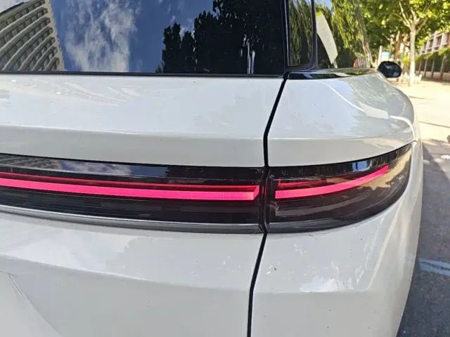 Li Auto i8 — Фото автомобиля 7