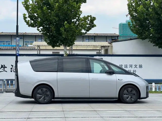 Li Auto MEGA — Фото автомобиля 5