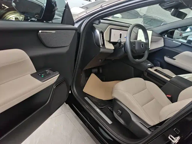 Volvo XC70 Plug-in Hybrid — Фото автомобиля 15