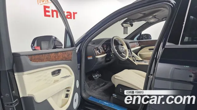Bentley Bentayga Bentayga 4.0 V8 EWB Azure — Фото автомобиля 13